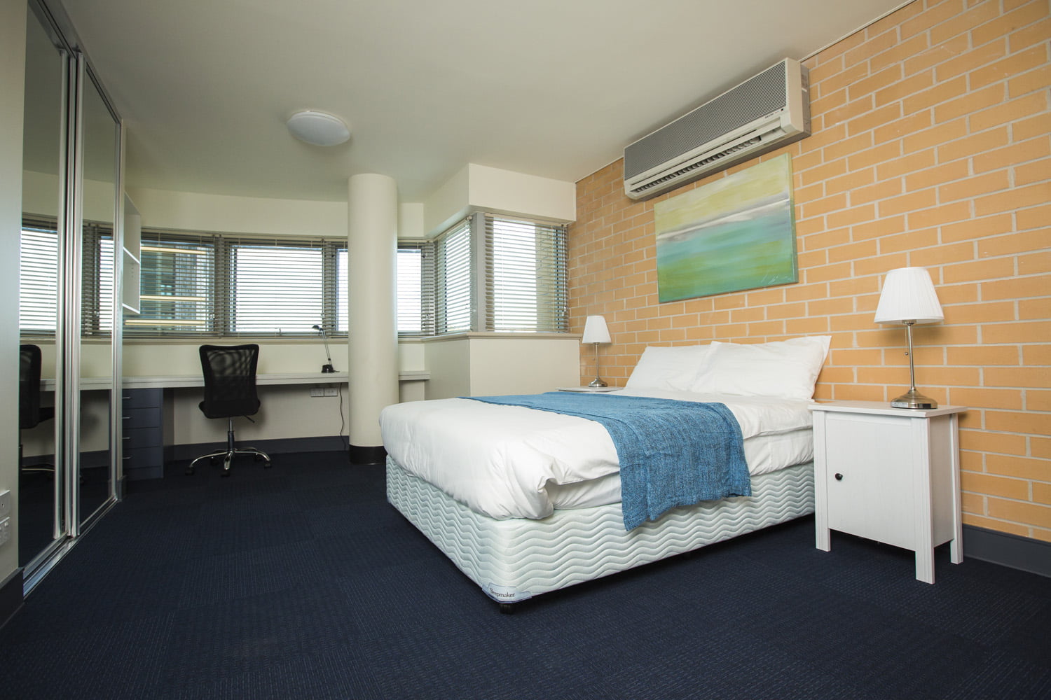 A Studio room featuring a double bed and air-conditioning