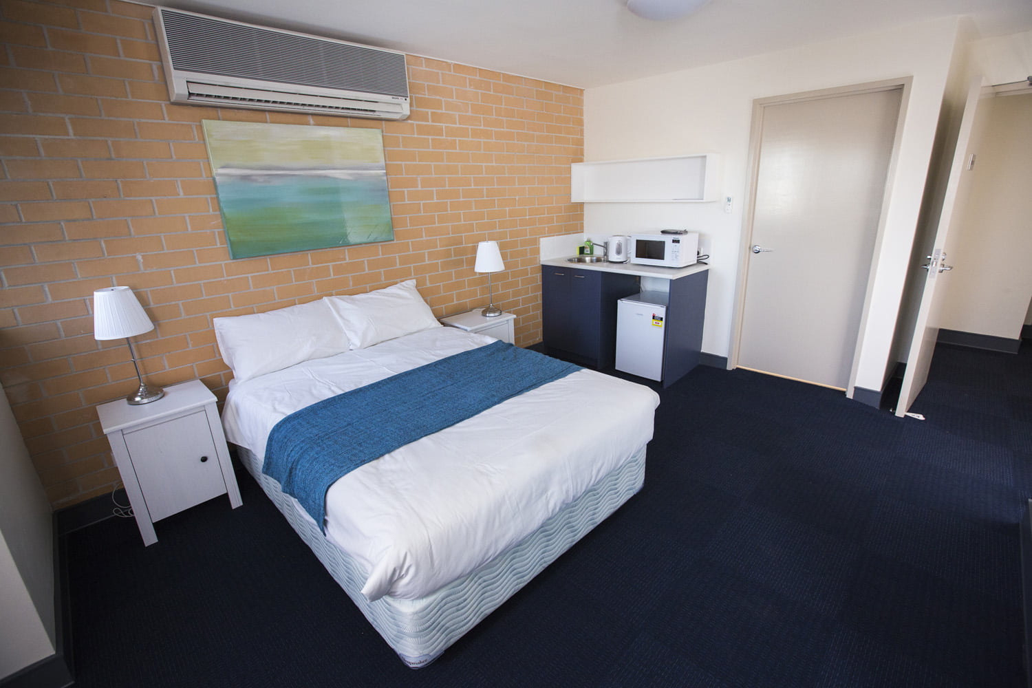 A Studio room featuring a double bed and air-conditioning