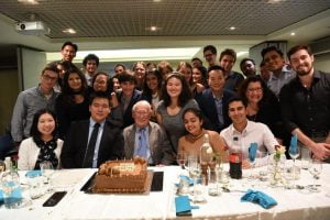 Students surround Eddie Jaku during his visit to Mandelbaum House