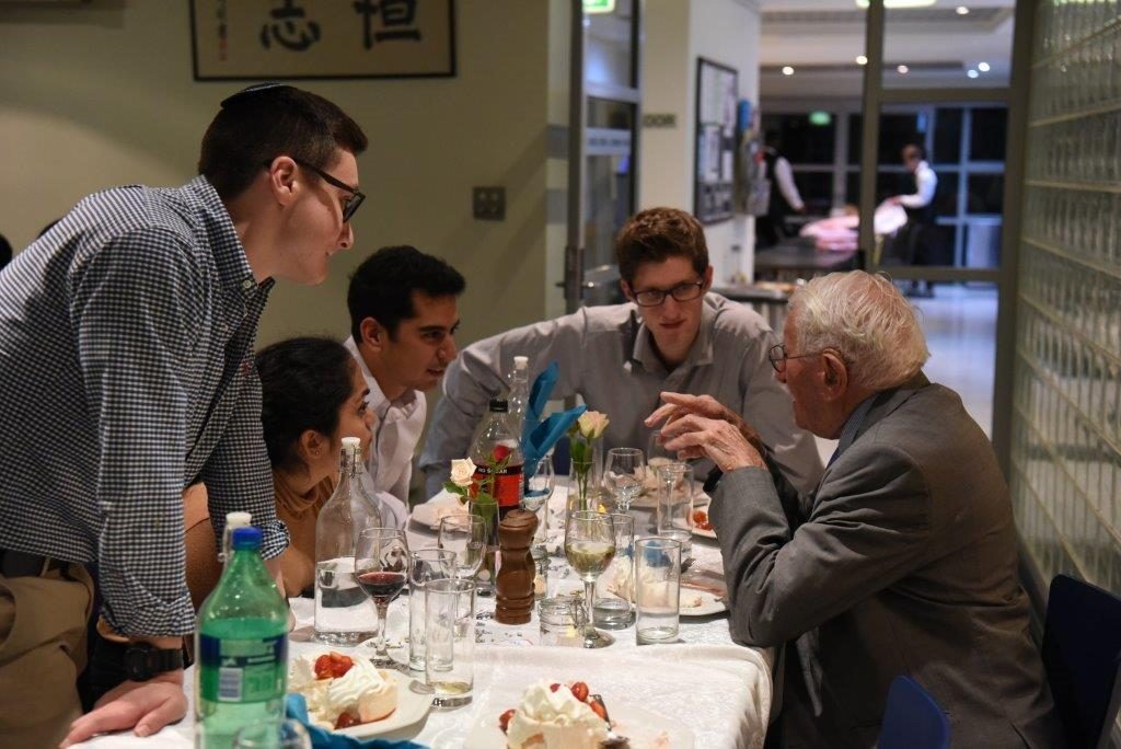 Holocaust survivor Eddie Jaku talking to students